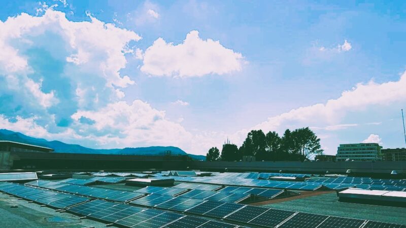 Auchan România își pune fotovoltaice pe magazine